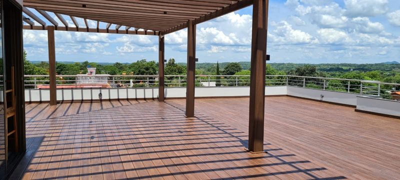 Pergolado e deck em terraço