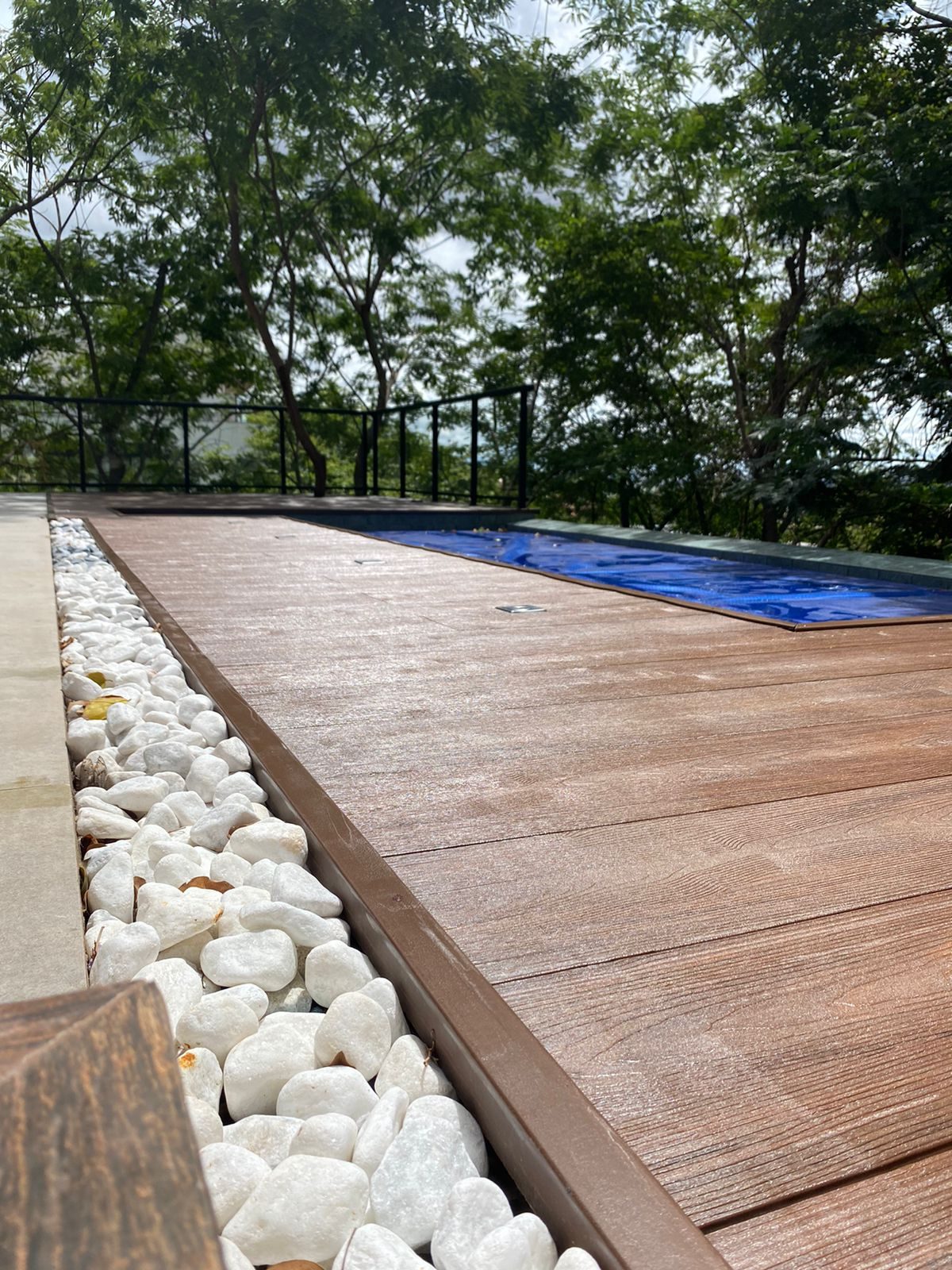 Deck Ecológico em piscina natural com pedras