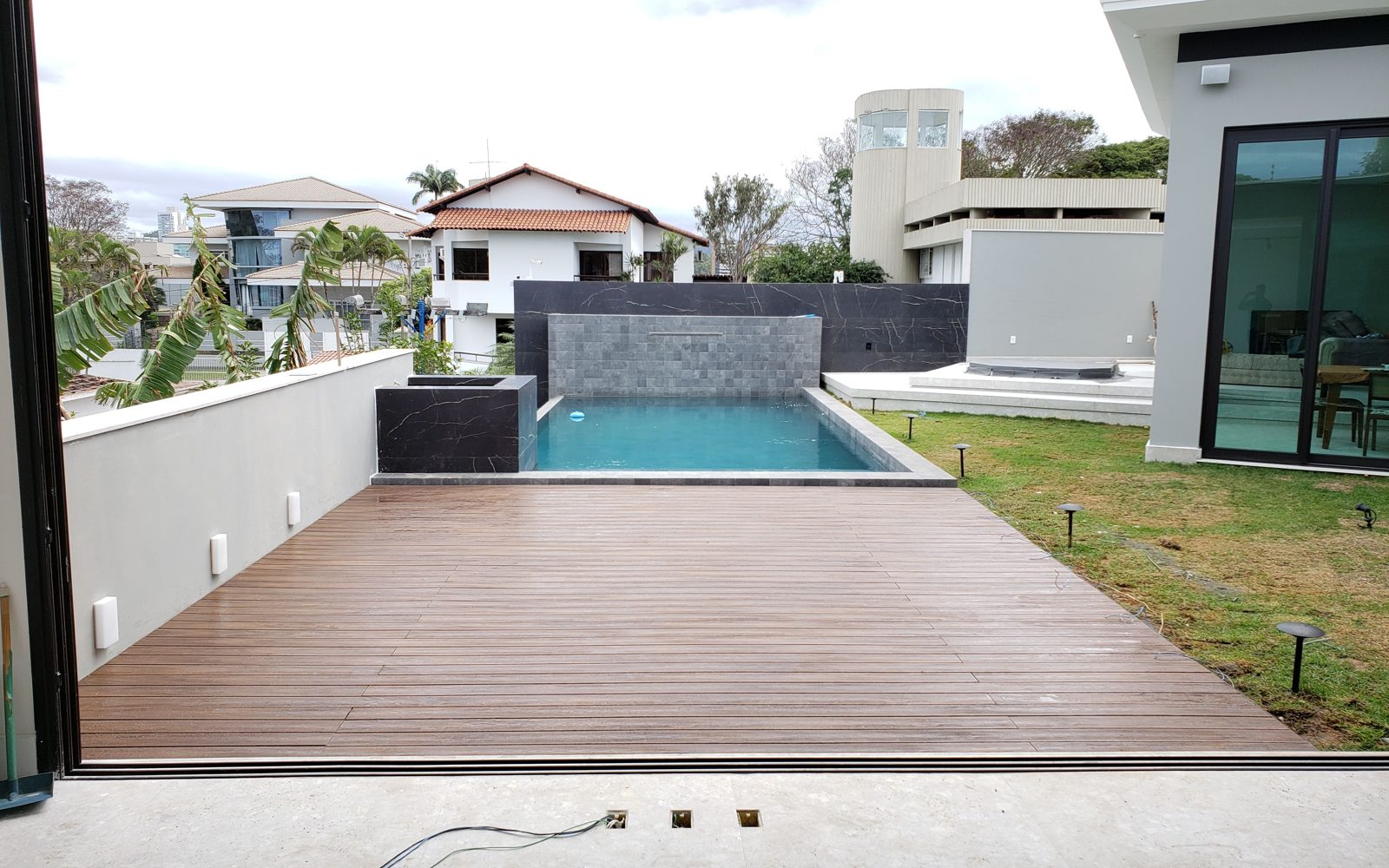 Deck Ecológico instalado ao redor da piscina