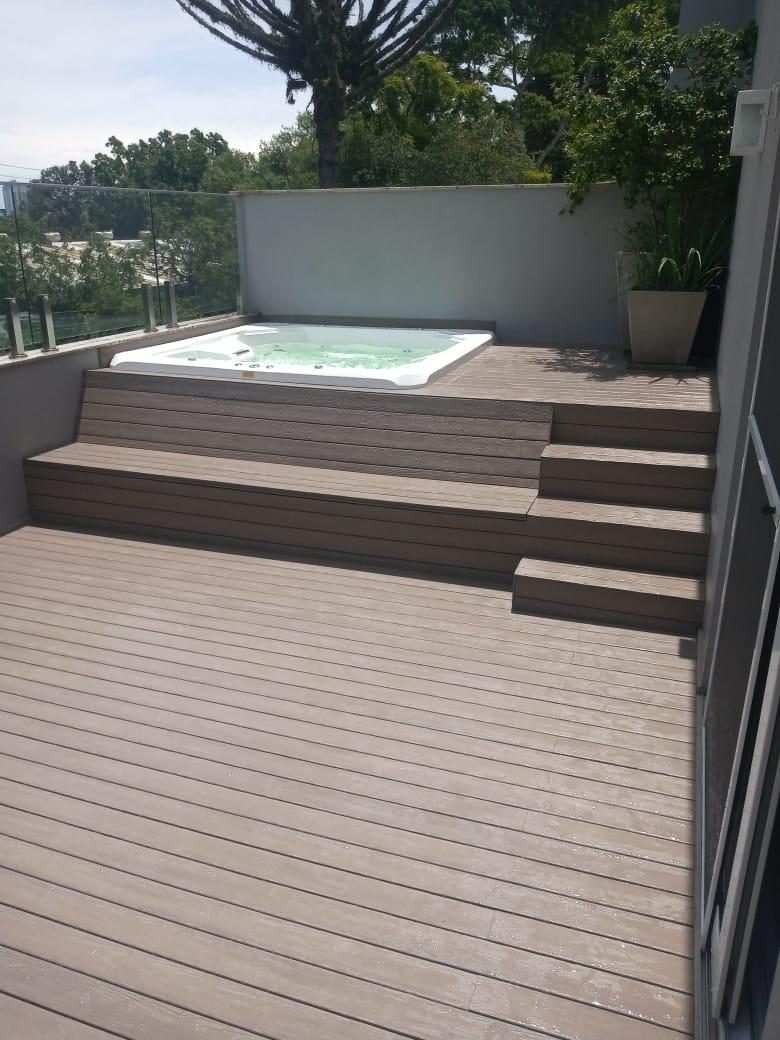 Degraus de deck com bordas fechadas