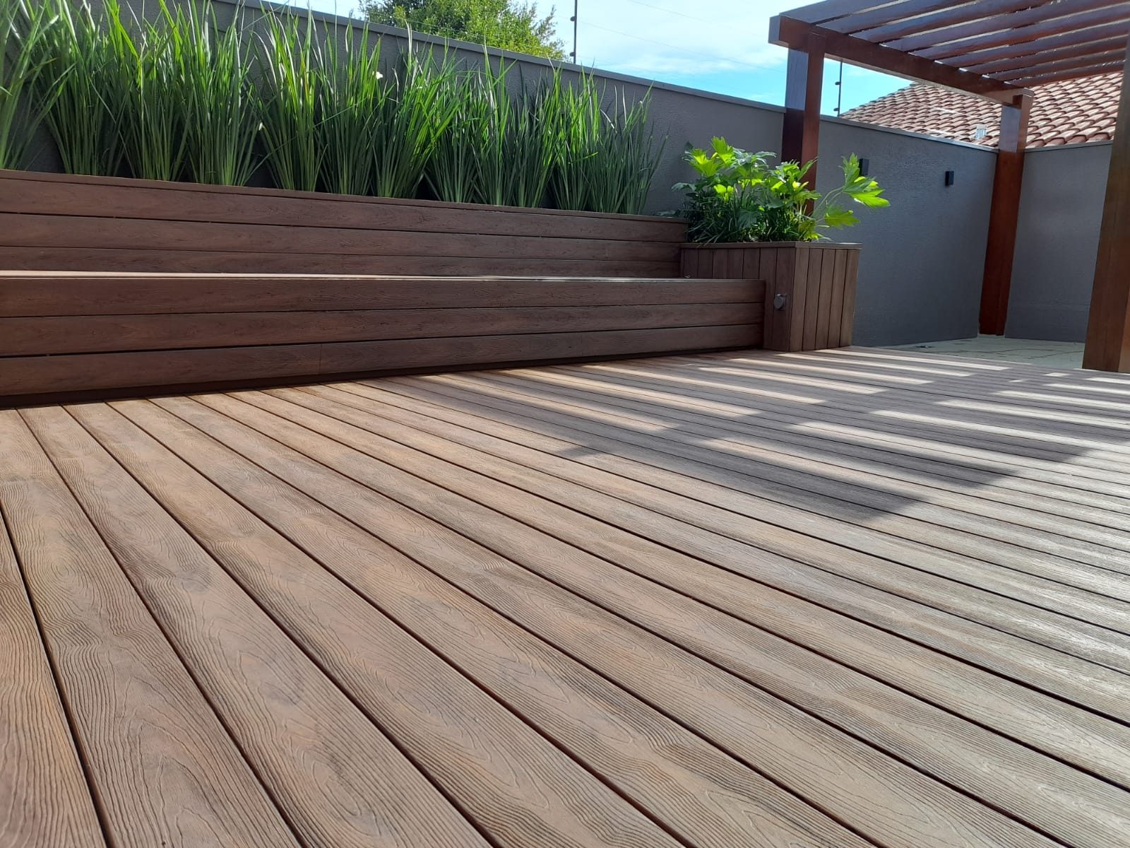 Acabamento de borda em L em Deck Ecológico