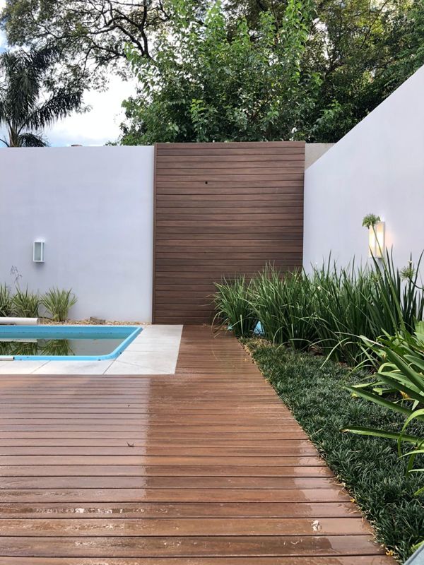 Ripado em muro com jardim vertical