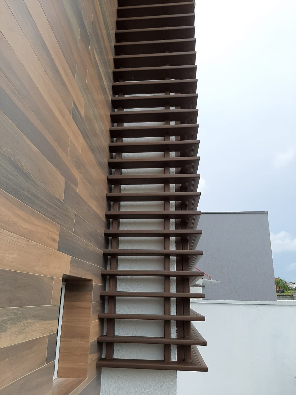 Brise de fachada em ripado de Deck Ecológico