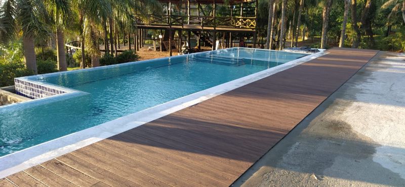 Deck de piscina com borda infinita