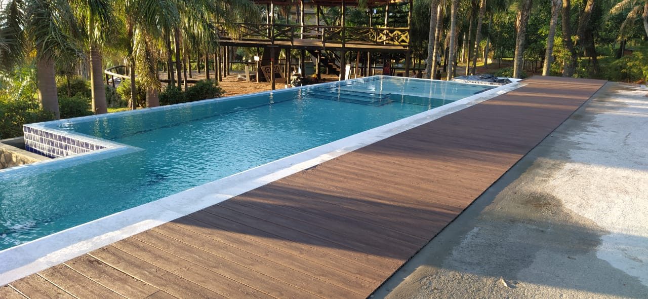 Deck de piscina com borda infinita feito com Deck Ecológico