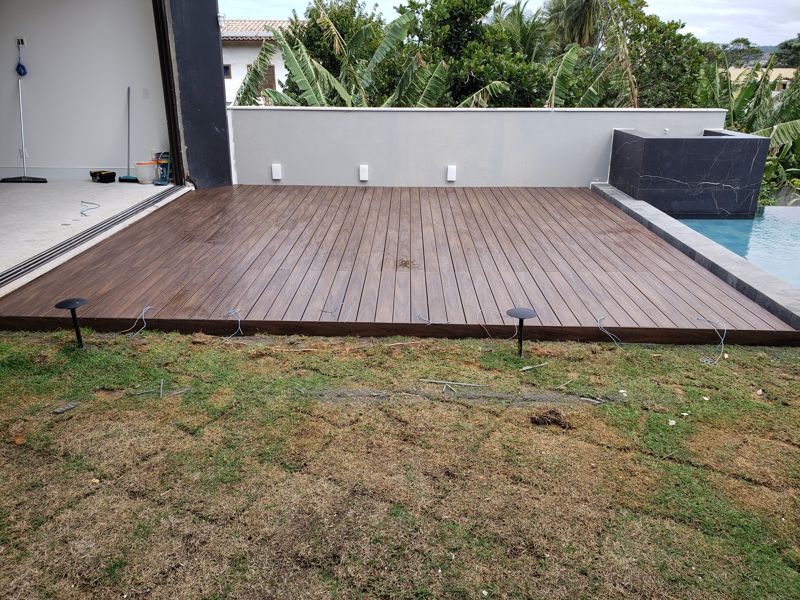 Deck junto à piscina