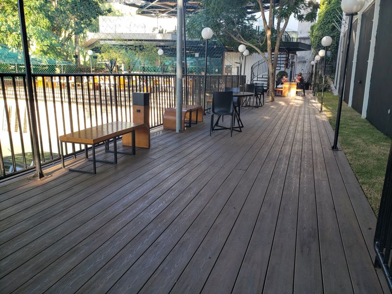 Deck em bar com vista