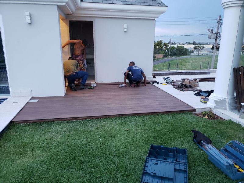 Deck de piscina residencial