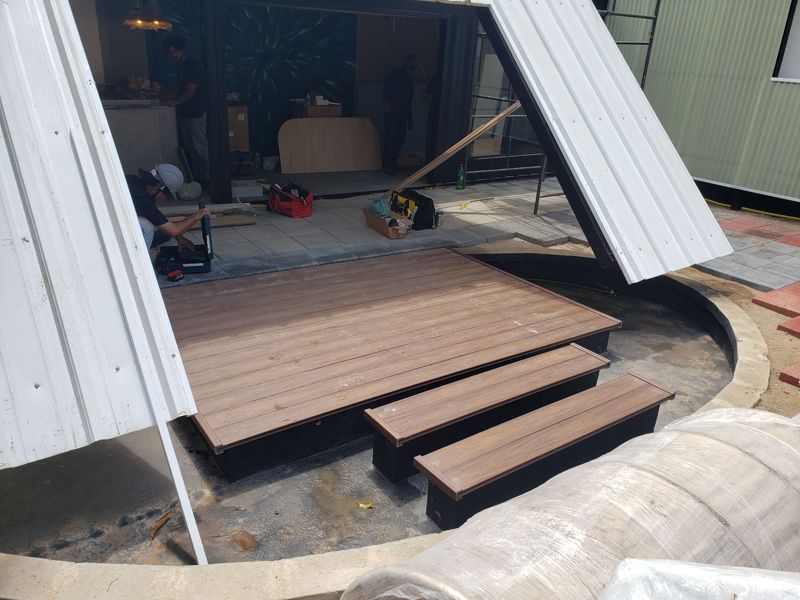 Deck com degraus em área de piscina