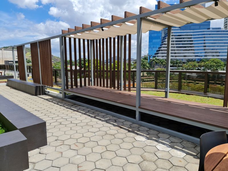 Deck e ripado em área comercial