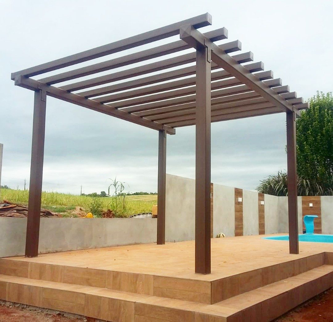 Pergolado de Deck Ecológico em jardim