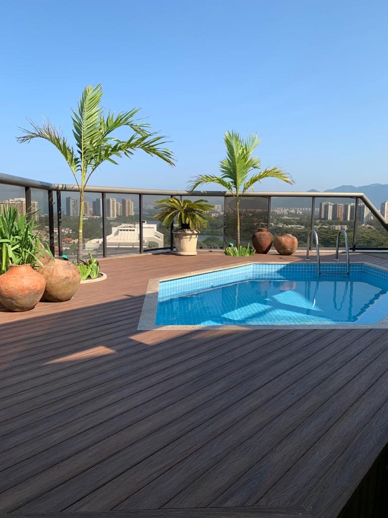 Deck claro em cobertura com piscina